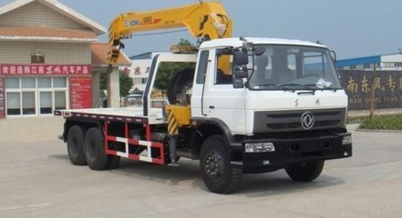 東風(fēng)153平板帶吊清障車 高效救援的理想解決方案